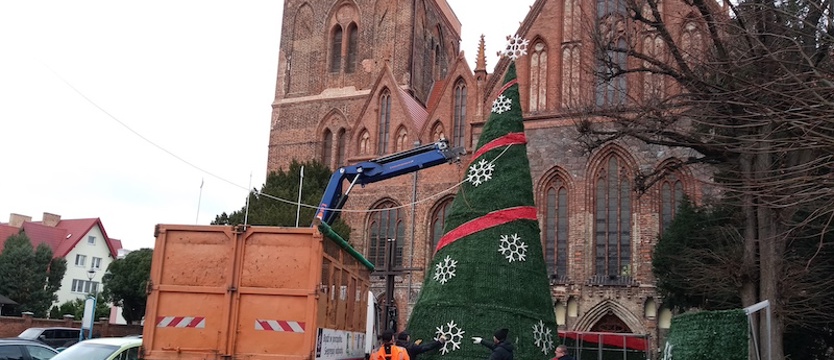 Dodatkowo zabezpieczono świąteczną choinkę na placu Barnima w Gryfinie