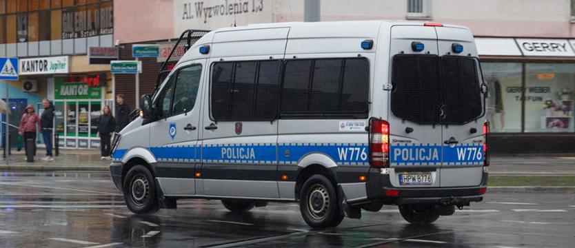 Zatrzymał auto na przystanku autobusowym i teraz ma kłopoty