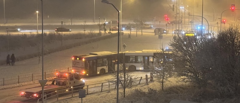 Trudne warunki na drogach. Autobusy mają problemy na podjazdach