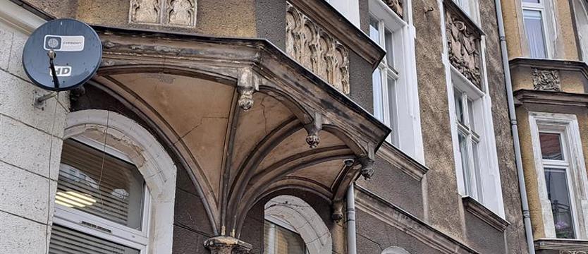 Wizjonerski projekt i prokuratorskie śledztwo. Odtworzą hełm na placu Odrodzenia?