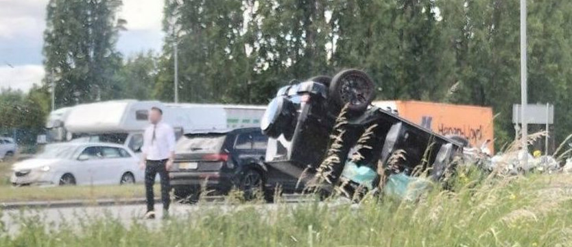 Zderzenie trzech samochodów i dachowanie na ul. Struga w Szczecinie