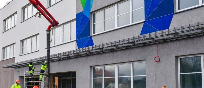 Roboty wykończeniowe w nowej szkole na Warszewie