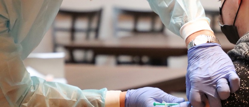 W piątek w regionie 707 zakażeń COVID-19. Zmarło 30 osób