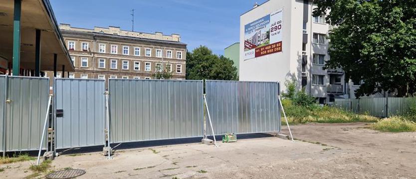 Jedno wyjście zastawione ogrodzeniami. Budowa utrudnia życie mieszkańców kamienicy