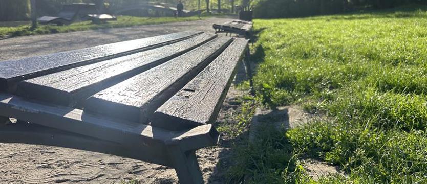Odpoczynek bez oparcia. Ławki będą wymienione