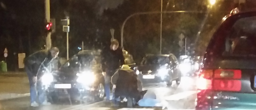 Wbiegła na czerwonym, samochód ją potrącił na pasach