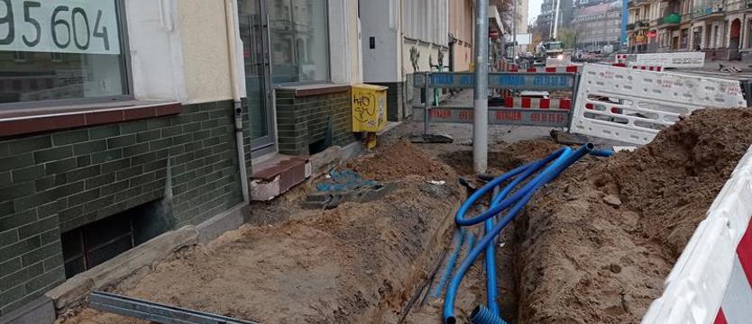 W przebudowywanej al. Wyzwolenia absurd goni absurd