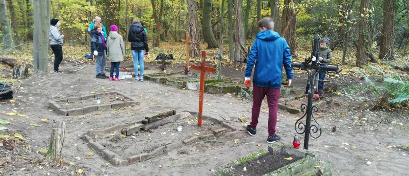 Uczniowie porządkowali zapomniane lapidarium
