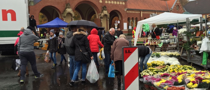 Deszcz niestraszny. Odwiedzamy groby bliskich