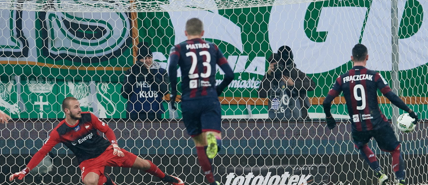 Piłka nożna. Pogoń nie dała się liderowi