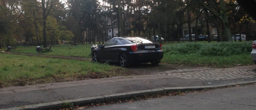 NAPISZ DO NAS. Parking w alejce