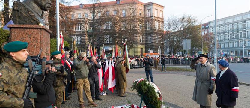 Kwiaty pod pomnikiem Marszałka