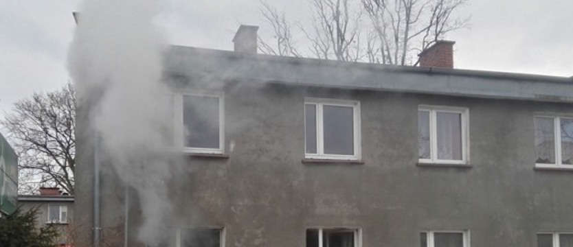 Policjanci ratowali z pożaru