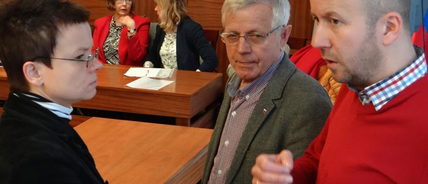 Cień Orła Białego znad przychodni znika