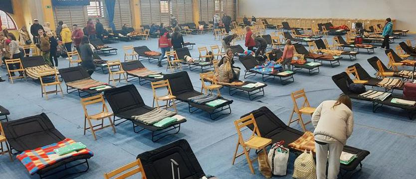 Z wczasów w Egipcie do Białogardu. Tymczasowe noclegi w hali sportowej