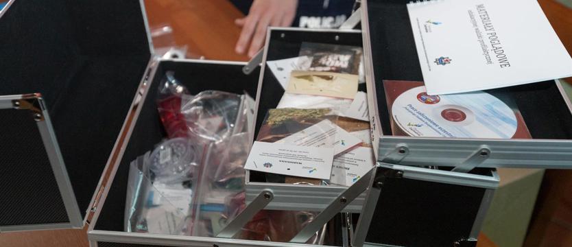Policjanci pokazali walizki edukacyjne