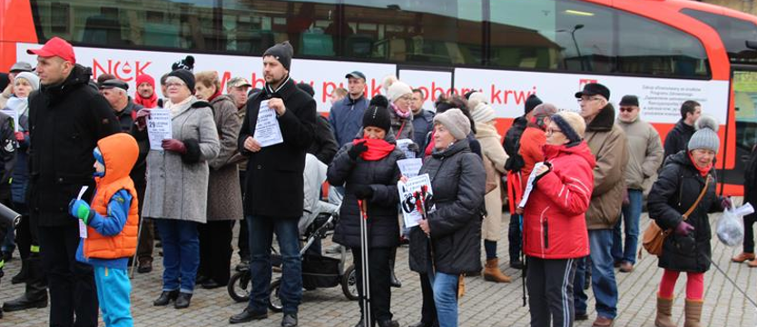 Protesty przy ambulansie. Mieszkańcy się nie poddają