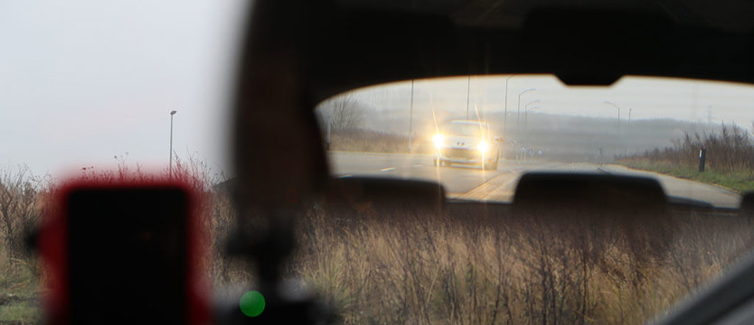 Policja skontroluje oświetlenie 