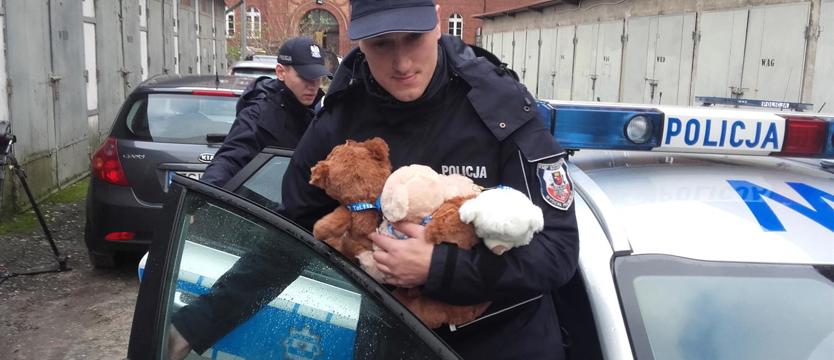 Policjanci z misiami
