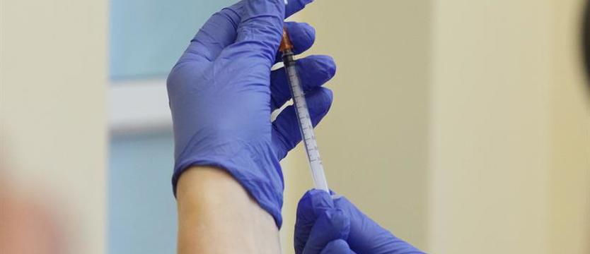 Ponad 6,5 mln osób w Polsce przyjęło dawkę przypominającą szczepionki przeciw COVID-19