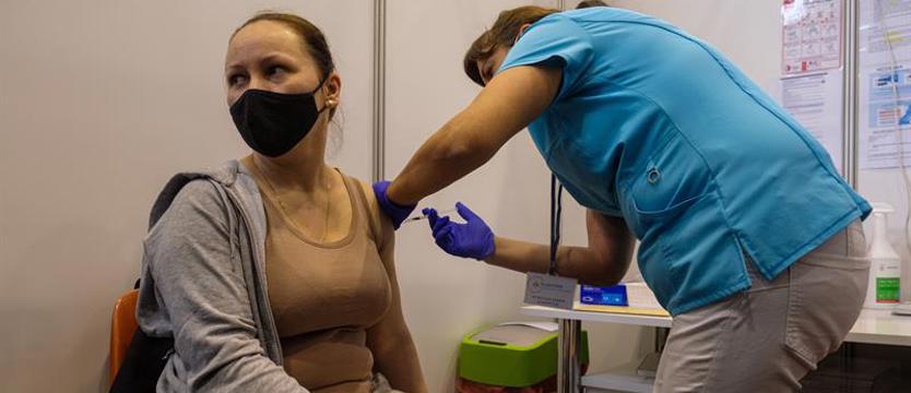 Wykonano prawie  13,5 mln szczepień przeciw COVID-19, w pełni zaszczepionych ponad 3,5 mln osób