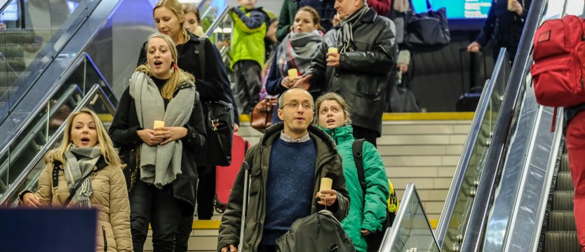 Kolędowy flash mob na dworcu