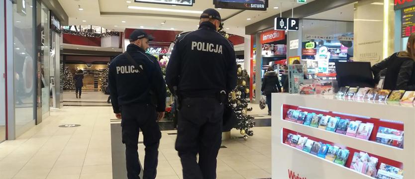 Policjanci patrolują galerie