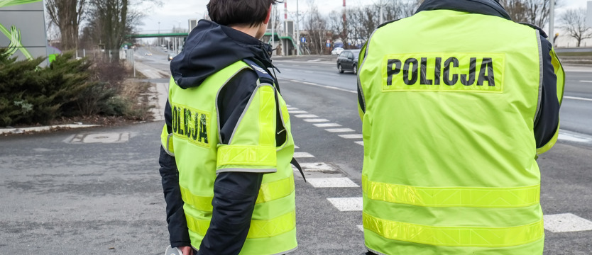 Policjanci kontroluja i apelują