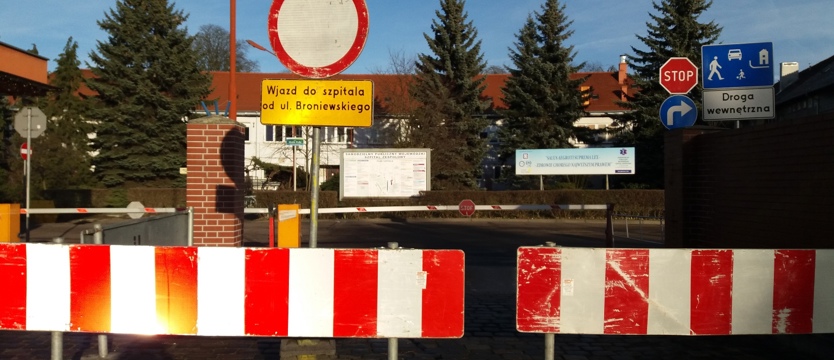 Do szpitala boczną bramą