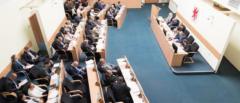 Minister z piórem od marszałka