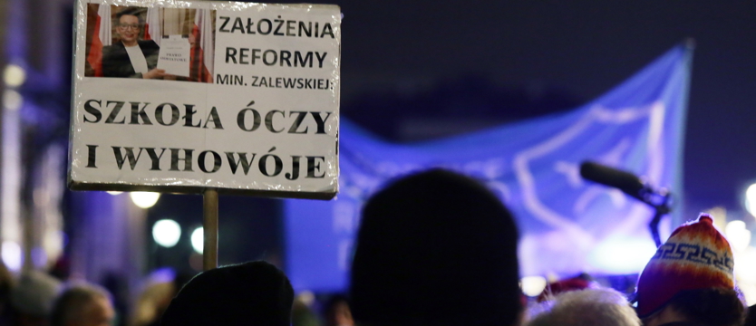 Huczny protest ok. 100 przeciwników zmian w oświacie