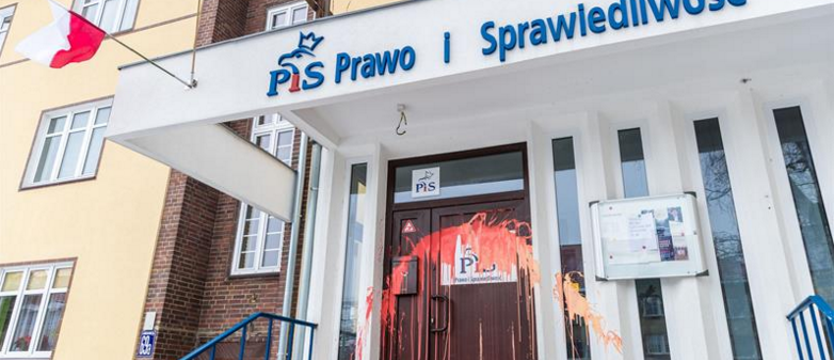 Wejście do biura PiS zniszczone