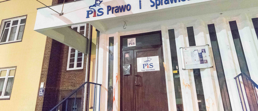 Nitras umył drzwi do biura PiS