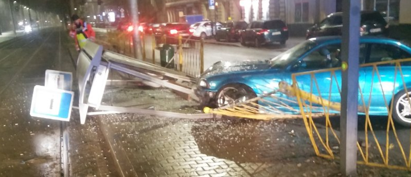 BMW wjechało w przystanek