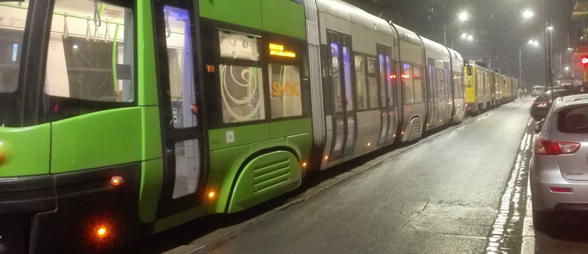 Wpadł pod samochód