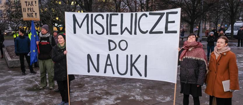 Protest, studenci, ananas