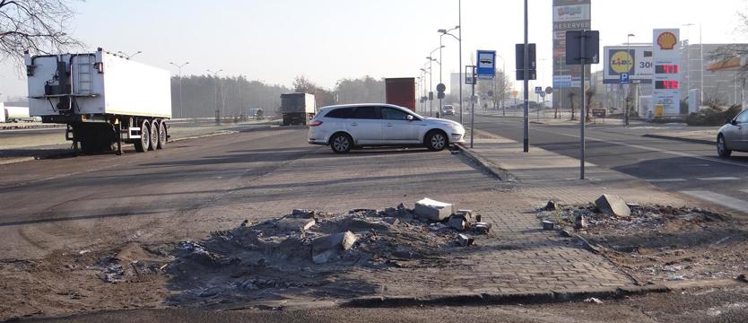 TIR-y demolują parkingi na ul. Struga