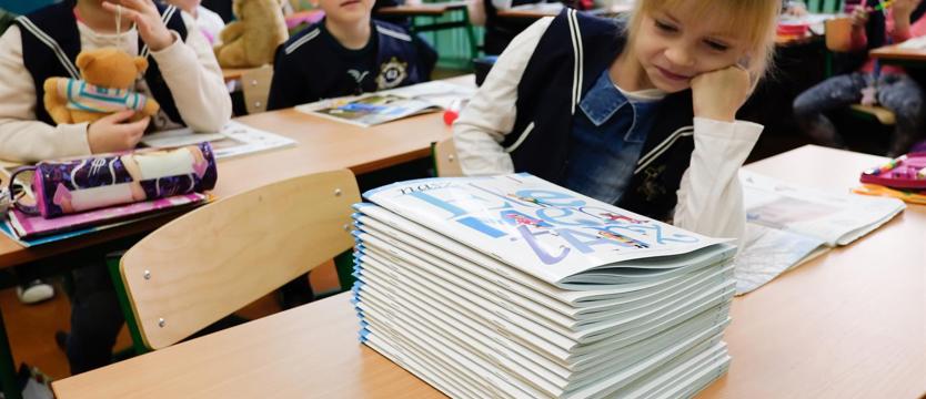 Rządowy elementarz do kosza