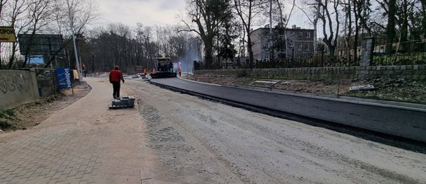 Prace na rondzie w Zdrojach bliskie końca. Zmiany na linii 79 wydłużone