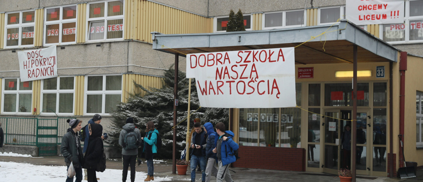 Zwolnienia, wygaszania, protesty