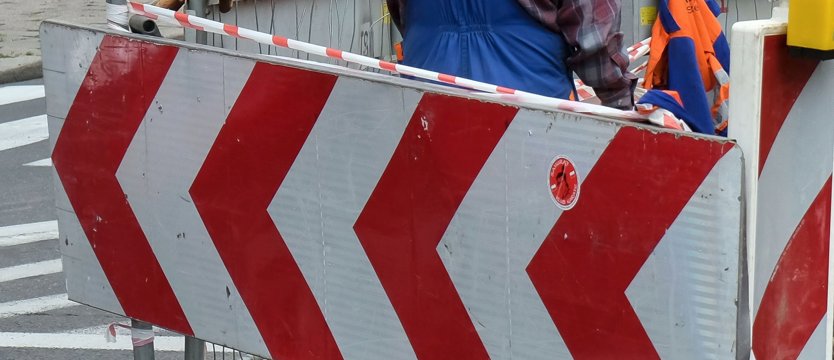Rondo zalane wodą z rury
