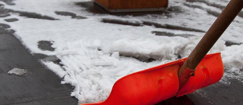Odśnieżył plac na własny koszt, ukarano go grzywną