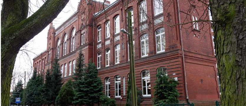 Radni głosowali, zgrzytając zębami. O jedną szkołę za dużo