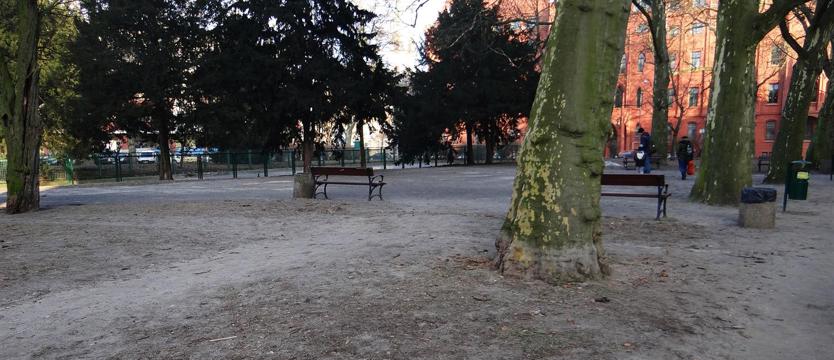 Fontanna pośrodku i strefy zabaw.  Zamiast klepiska