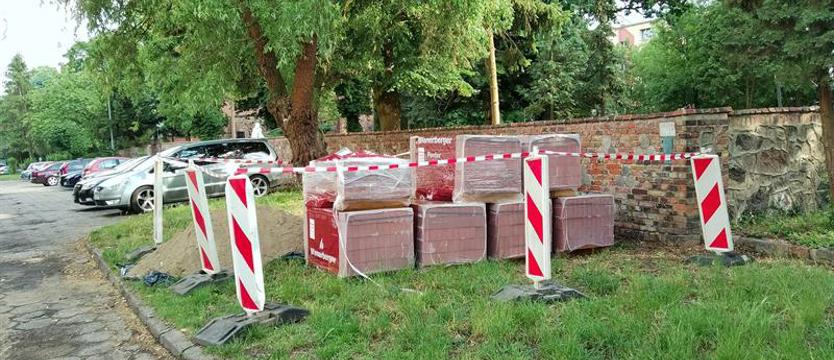 Ulica Włościańska. Ruszył remont muru oporowego
