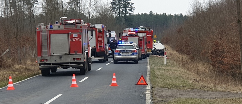 Dwie osoby zginęły w wypadku na drodze wojewódzkiej nr 151. Droga jest zablokowana