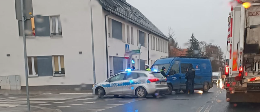 Pościg na Hożej - uciekał przed policją, uderzył w radiowóz