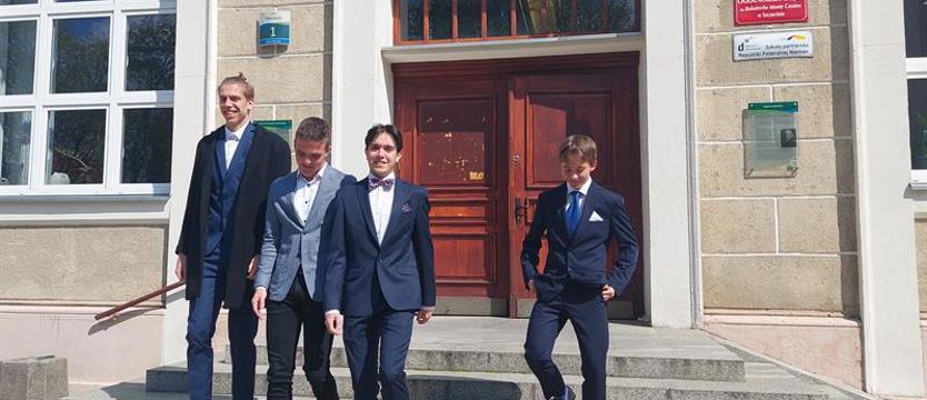 Maturzyści już po egzaminie z języka polskiego. Pan Tadeusz i relacja z drugim człowiekiem 