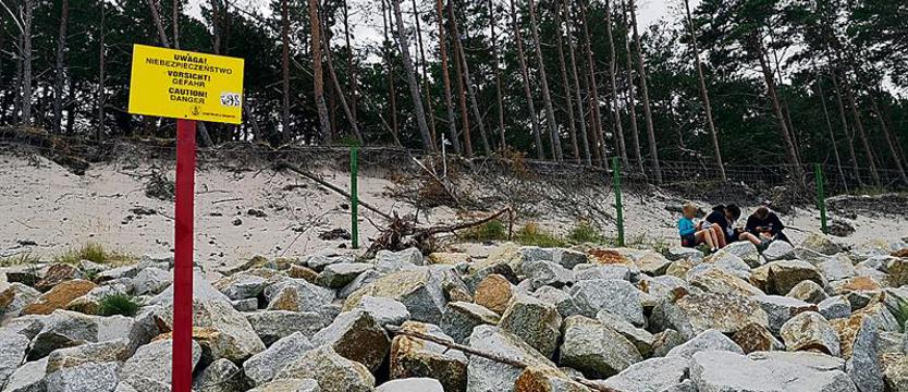 Nie przestrzegają zakazu wchodzenia na głazy na nadmorskim klifie