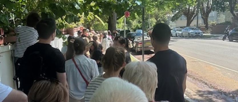 Tłumy przed konsulatem RP w Sydney